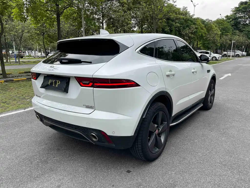 Jaguar E-PACE — фото 9