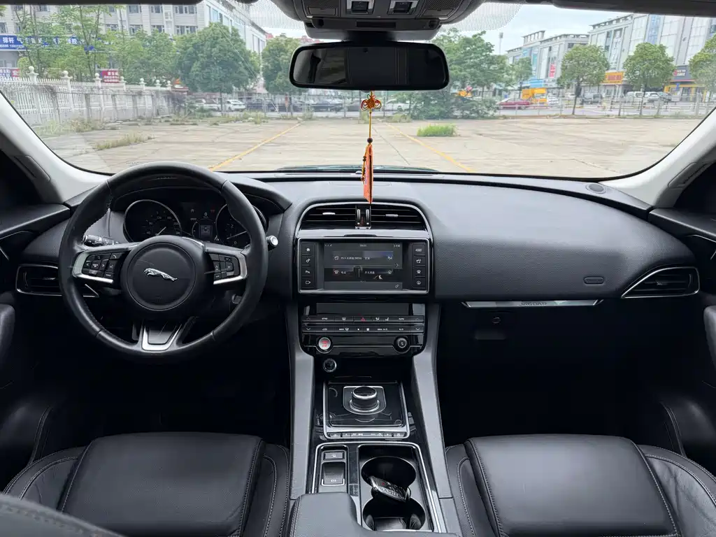 Jaguar F-PACE — фото 15