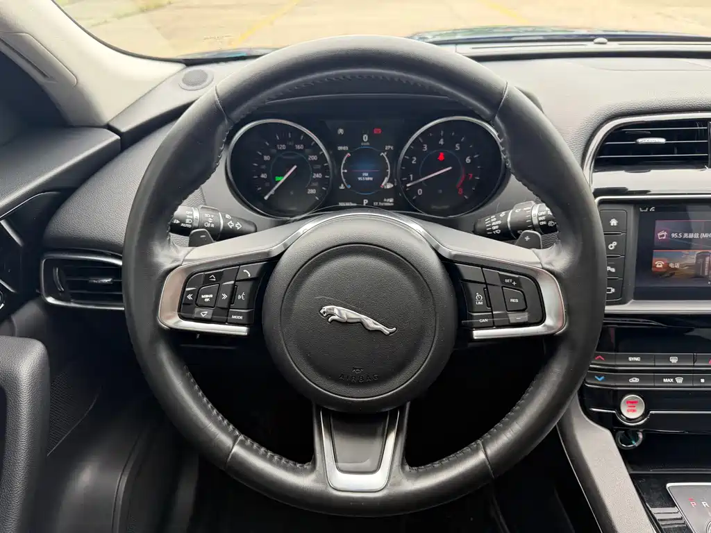 Jaguar F-PACE — фото 17