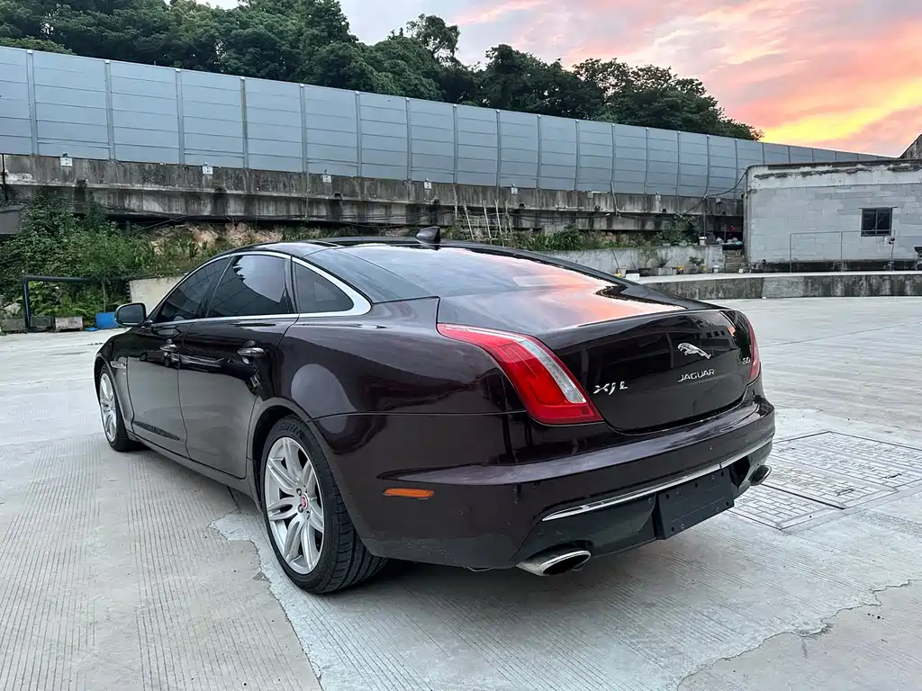 Jaguar XJ — фото 7