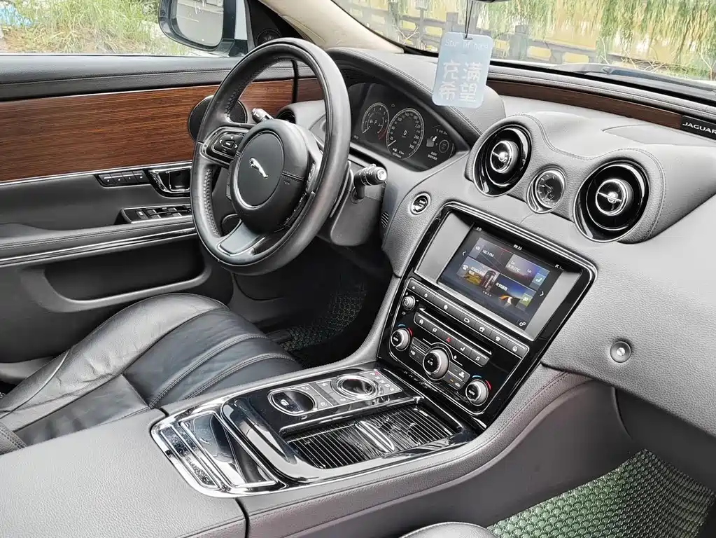 Jaguar XJ — фото 5