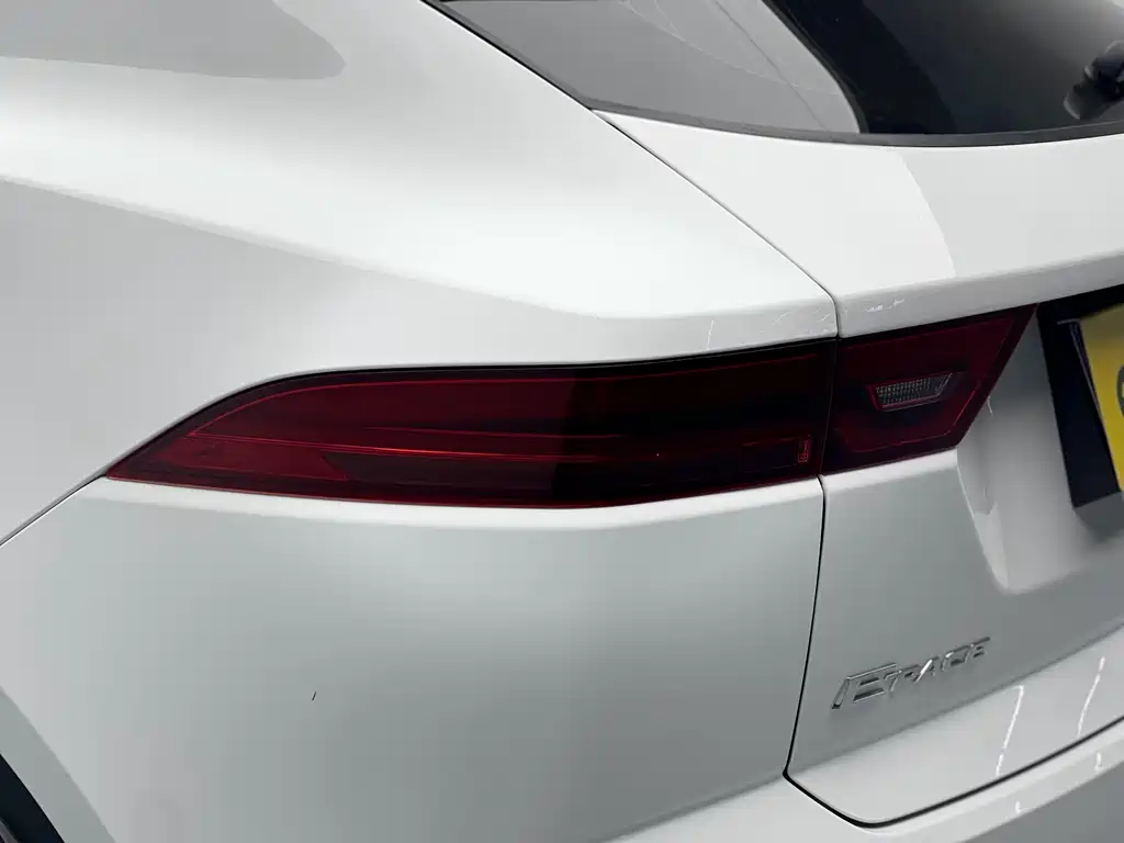 Jaguar E-PACE — фото 11
