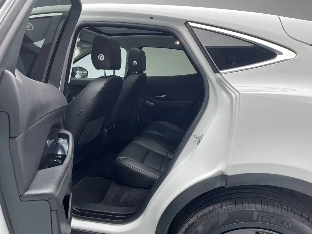 Jaguar E-PACE — фото 10