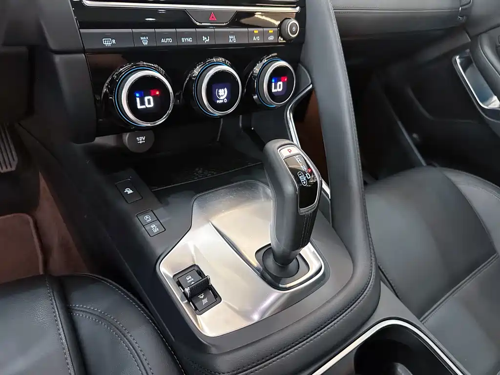 Jaguar E-PACE — фото 11