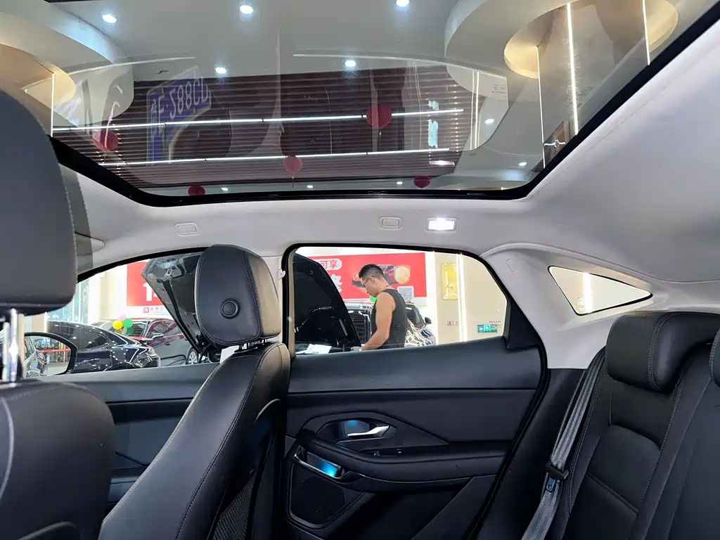 Jaguar E-PACE — фото 15