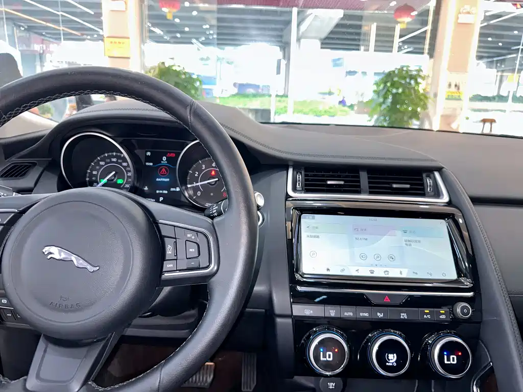 Jaguar E-PACE — фото 10