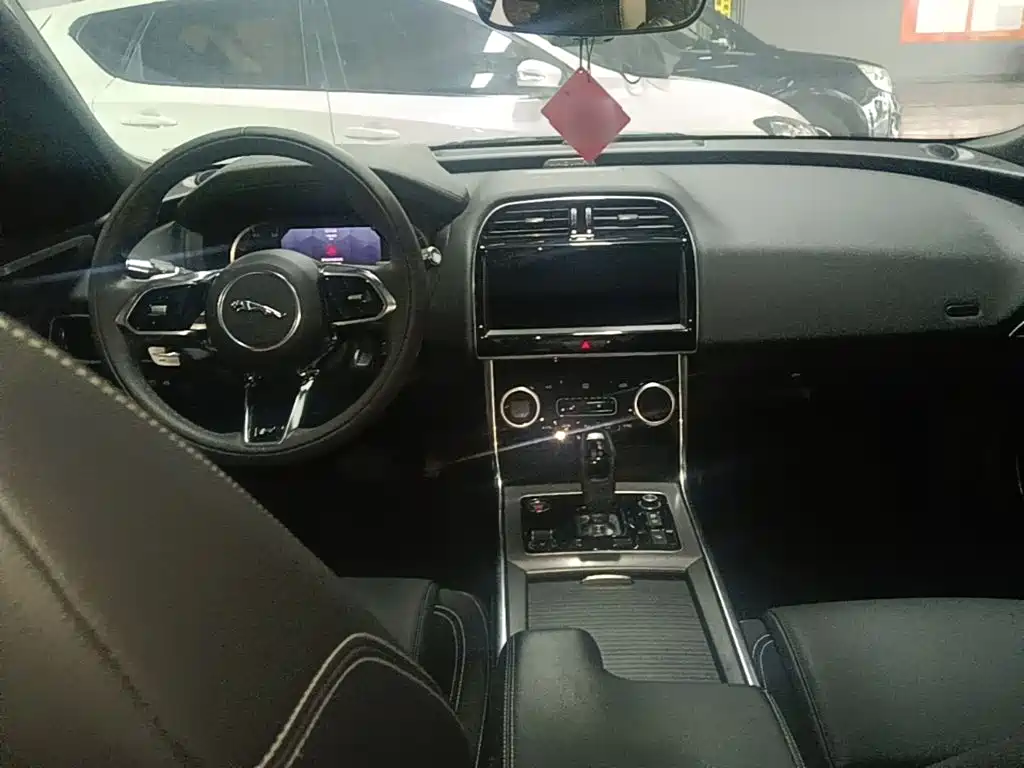 Jaguar XEL — фото 10