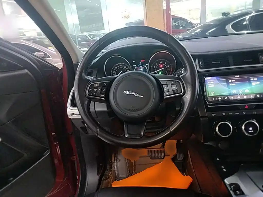 Jaguar E-PACE — фото 11