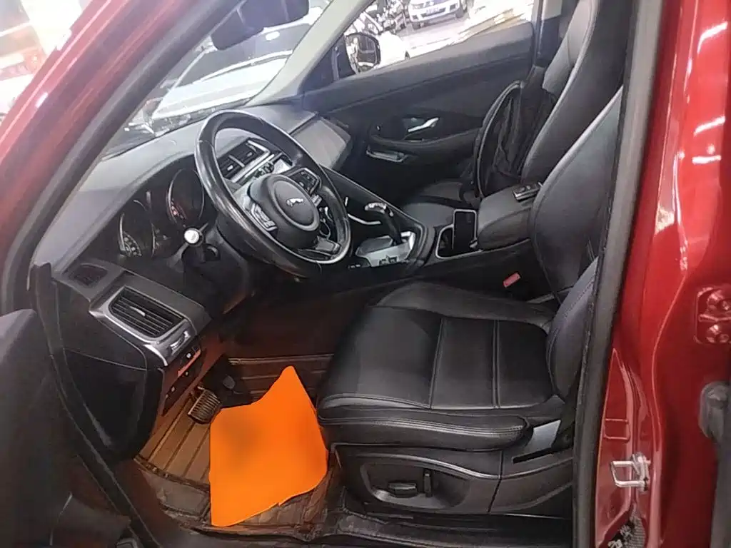 Jaguar E-PACE — фото 15