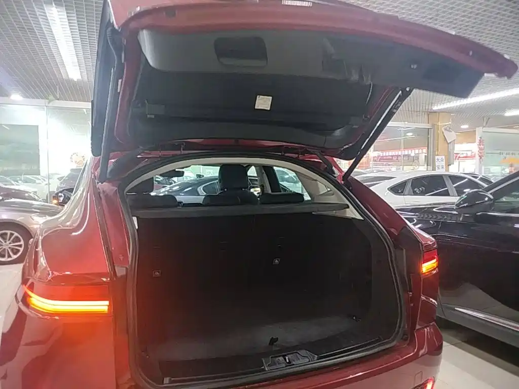 Jaguar E-PACE — фото 19