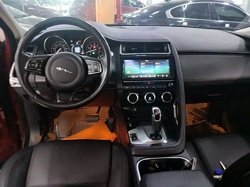 Jaguar E-PACE — фото 10