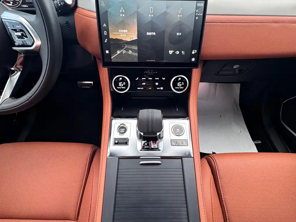 Jaguar F-PACE — фото 10