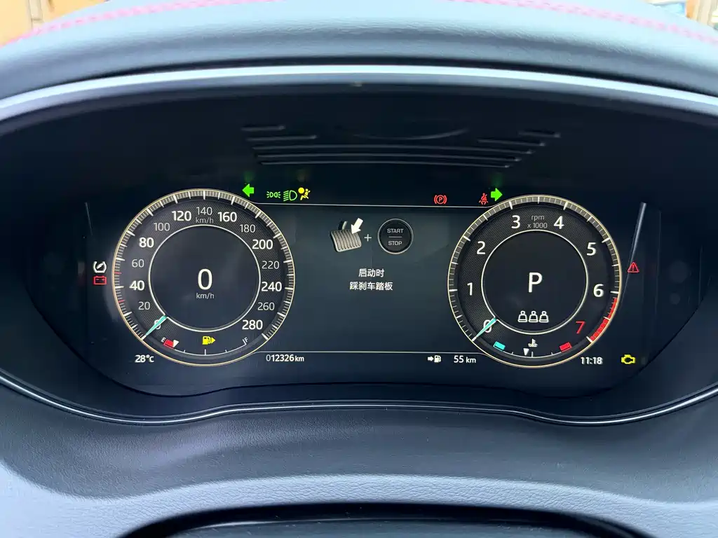 Jaguar E-PACE — фото 13