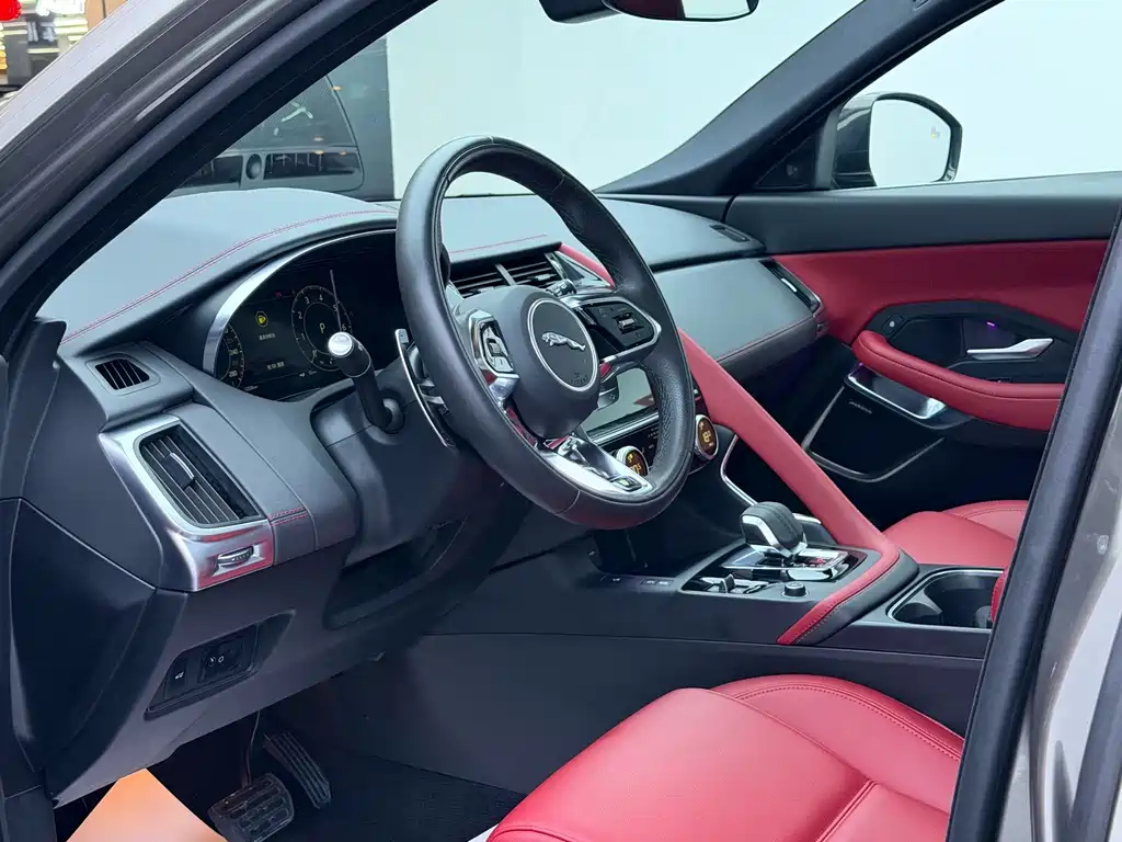Jaguar E-PACE — фото 10