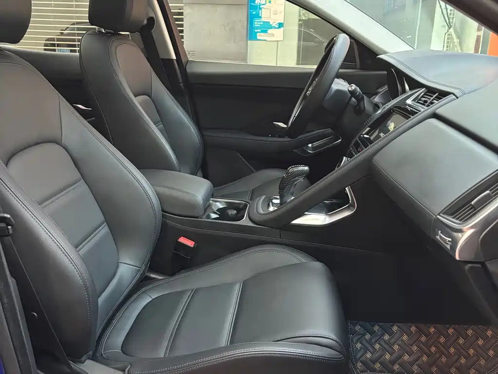Jaguar E-PACE — фото 10