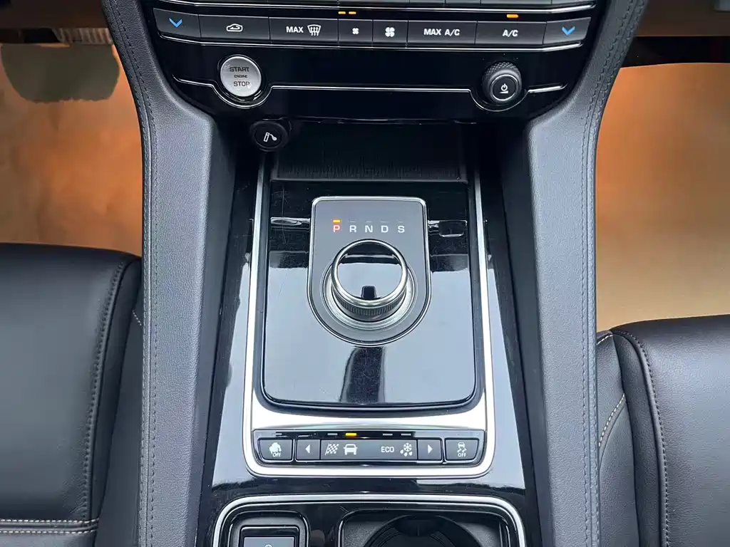 Jaguar F-PACE — фото 15