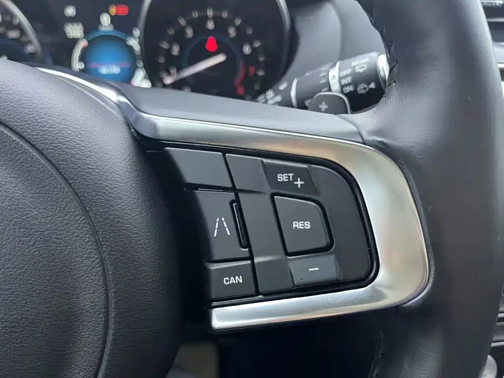 Jaguar F-PACE — фото 10