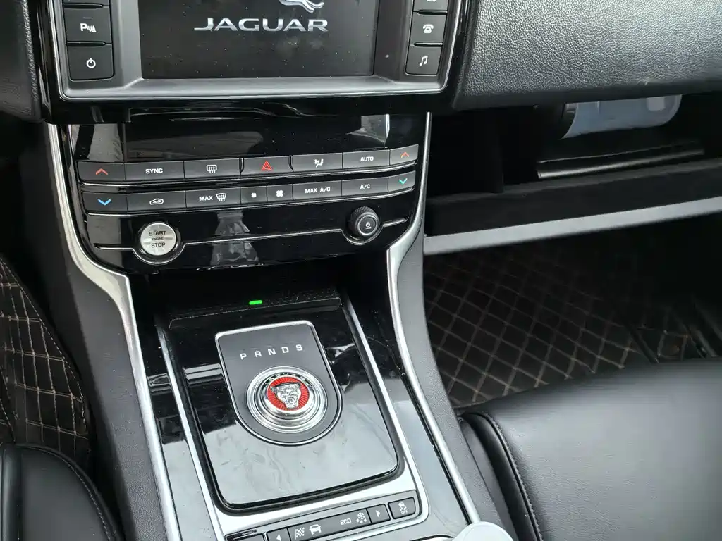 Jaguar XEL — фото 10