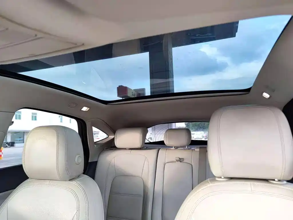 Jaguar E-PACE — фото 11