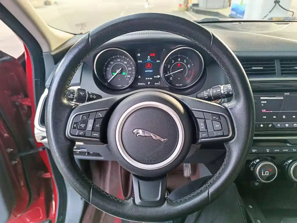 Jaguar E-PACE — фото 17