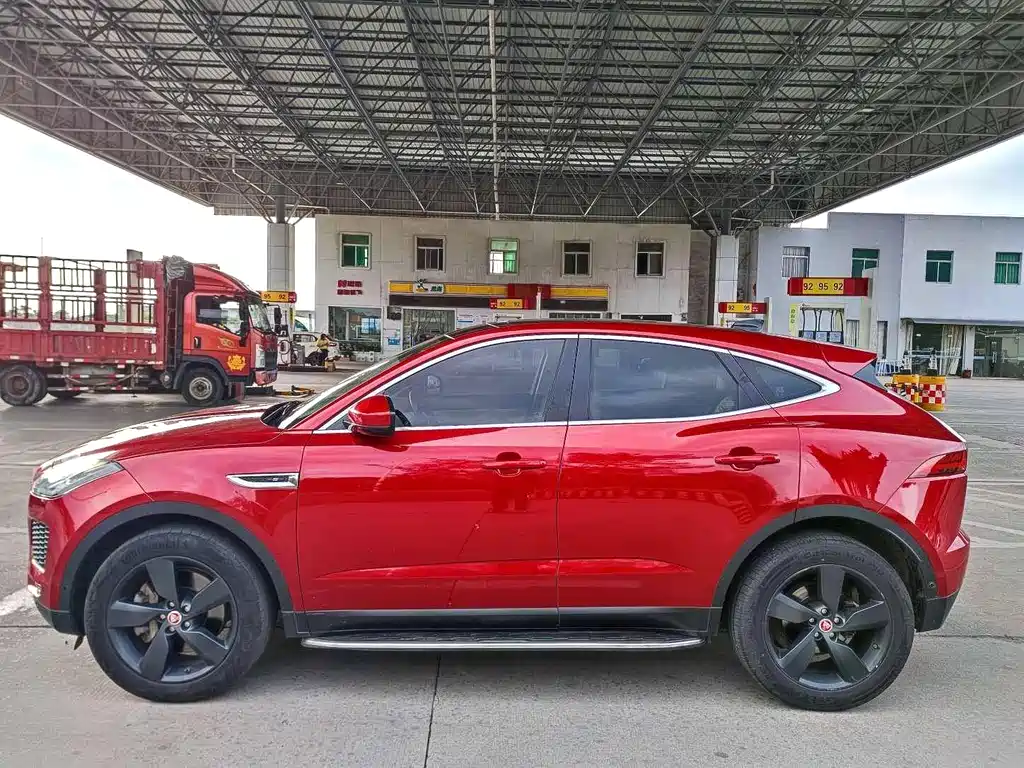 Jaguar E-PACE — фото 7