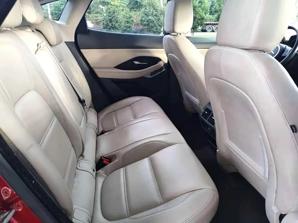 Jaguar E-PACE — фото 10