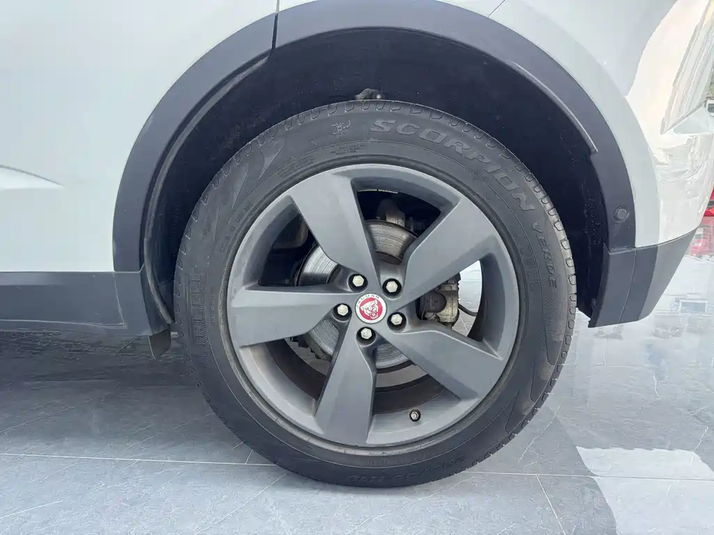 Jaguar E-PACE — фото 13