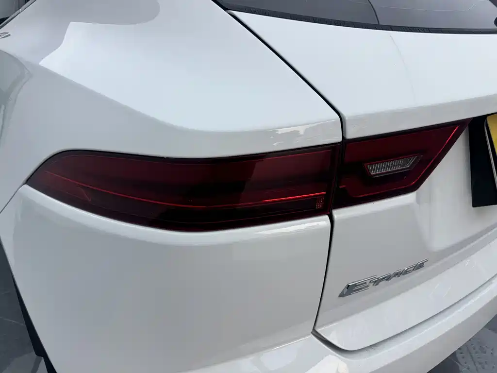 Jaguar E-PACE — фото 14