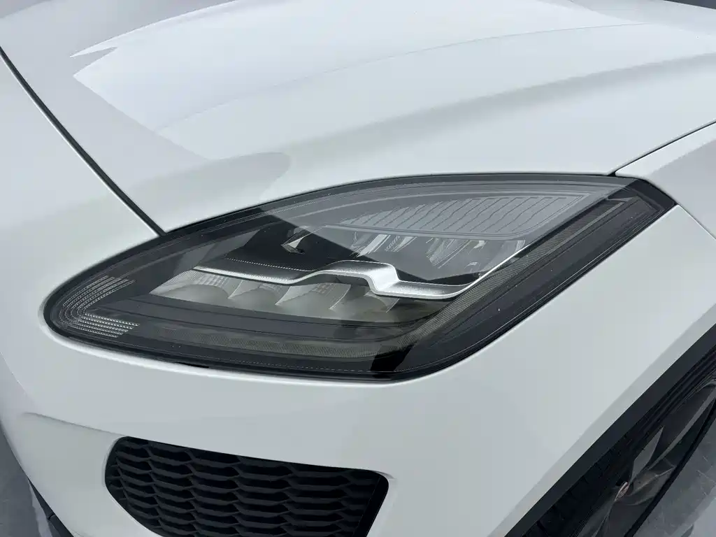 Jaguar E-PACE — фото 15