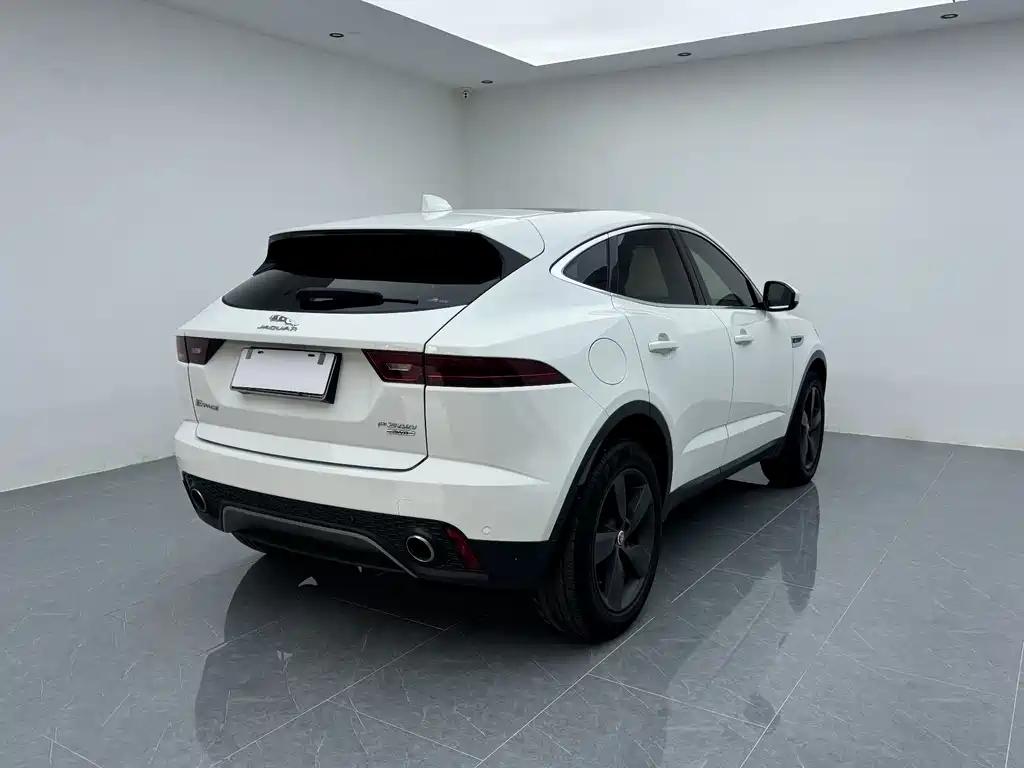 Jaguar E-PACE — фото 19