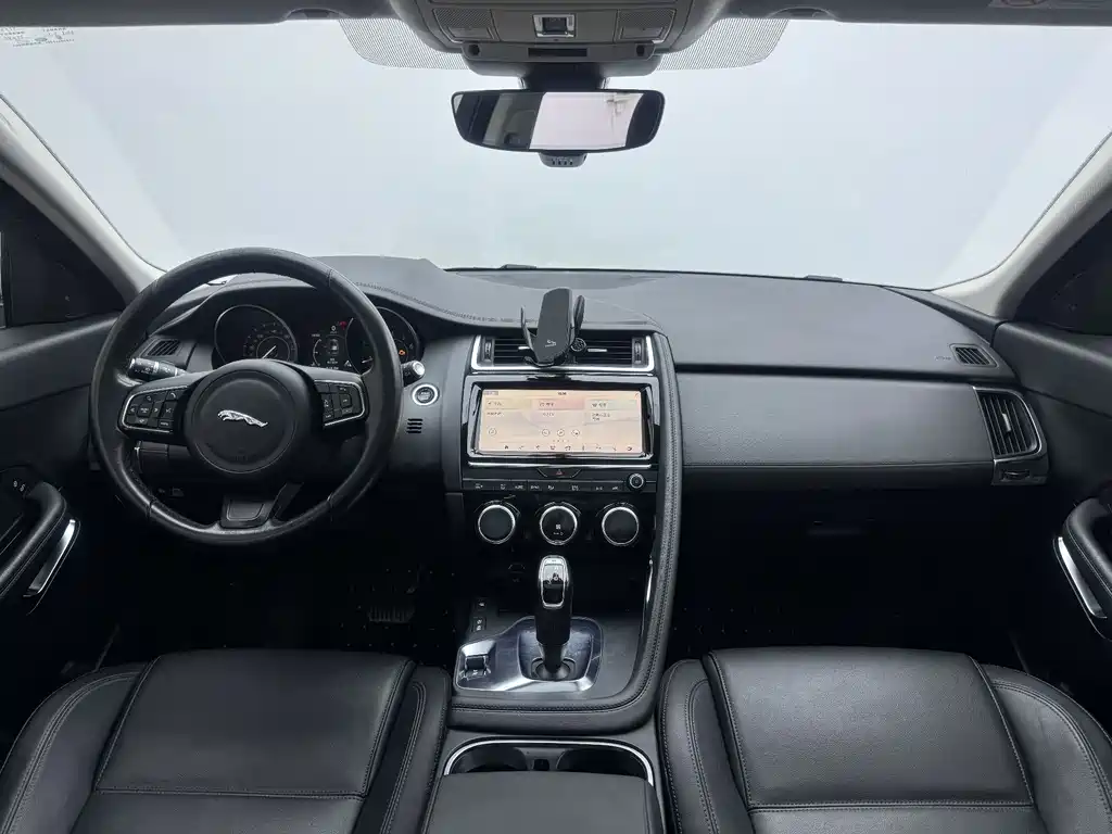 Jaguar E-PACE — фото 4