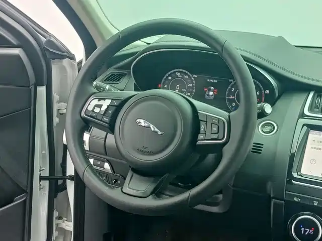 Jaguar E-PACE — фото 13