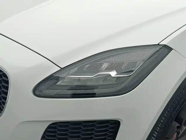 Jaguar E-PACE — фото 10