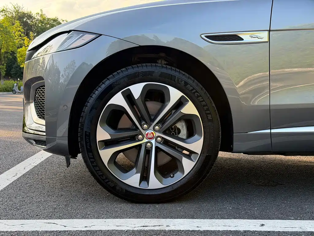 Jaguar F-PACE — фото 17