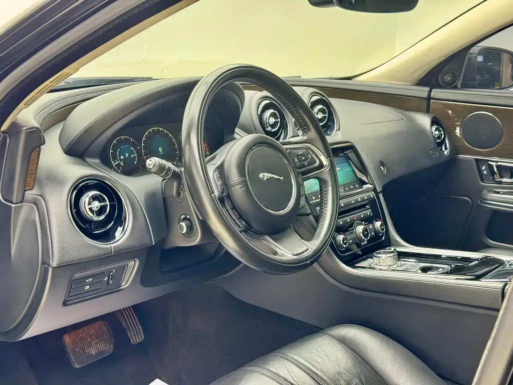 Jaguar XJ — фото 14