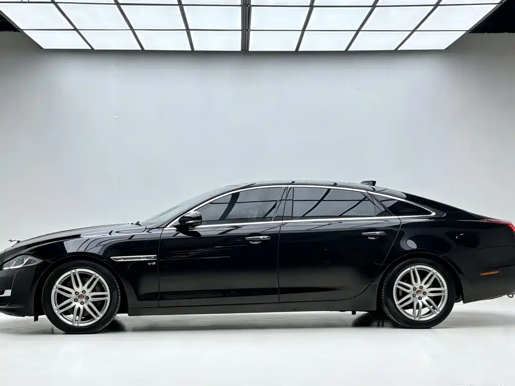 Jaguar XJ — фото 5