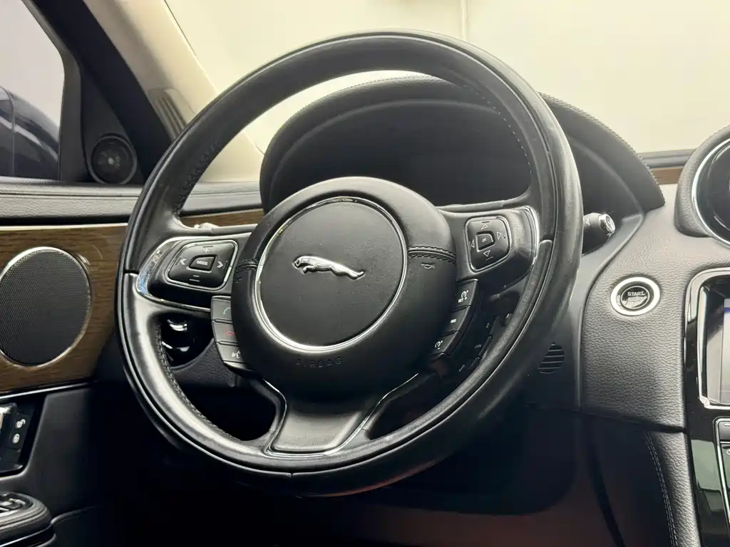Jaguar XJ — фото 8