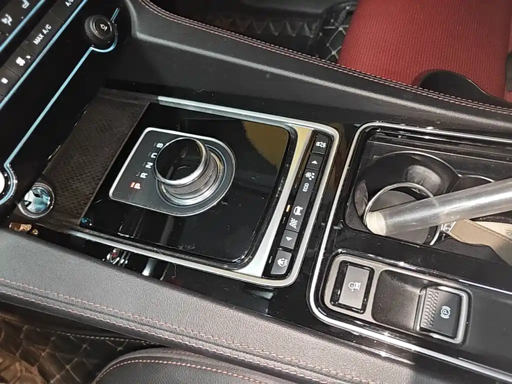 Jaguar F-PACE — фото 14