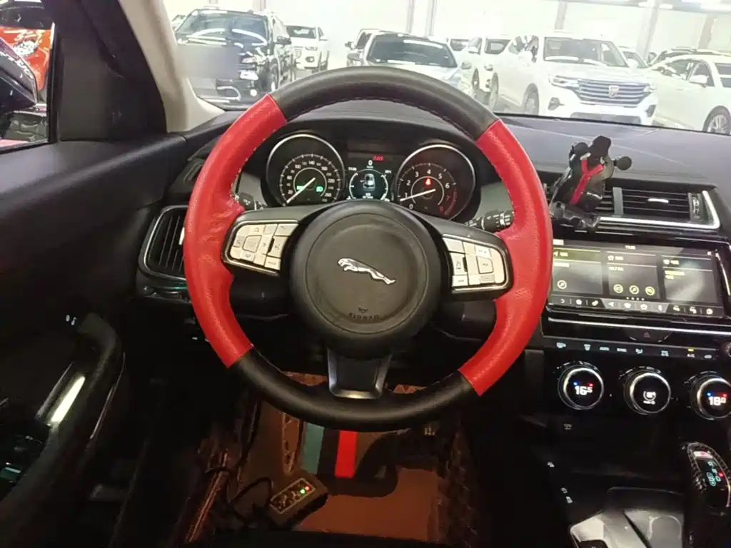 Jaguar E-PACE — фото 11