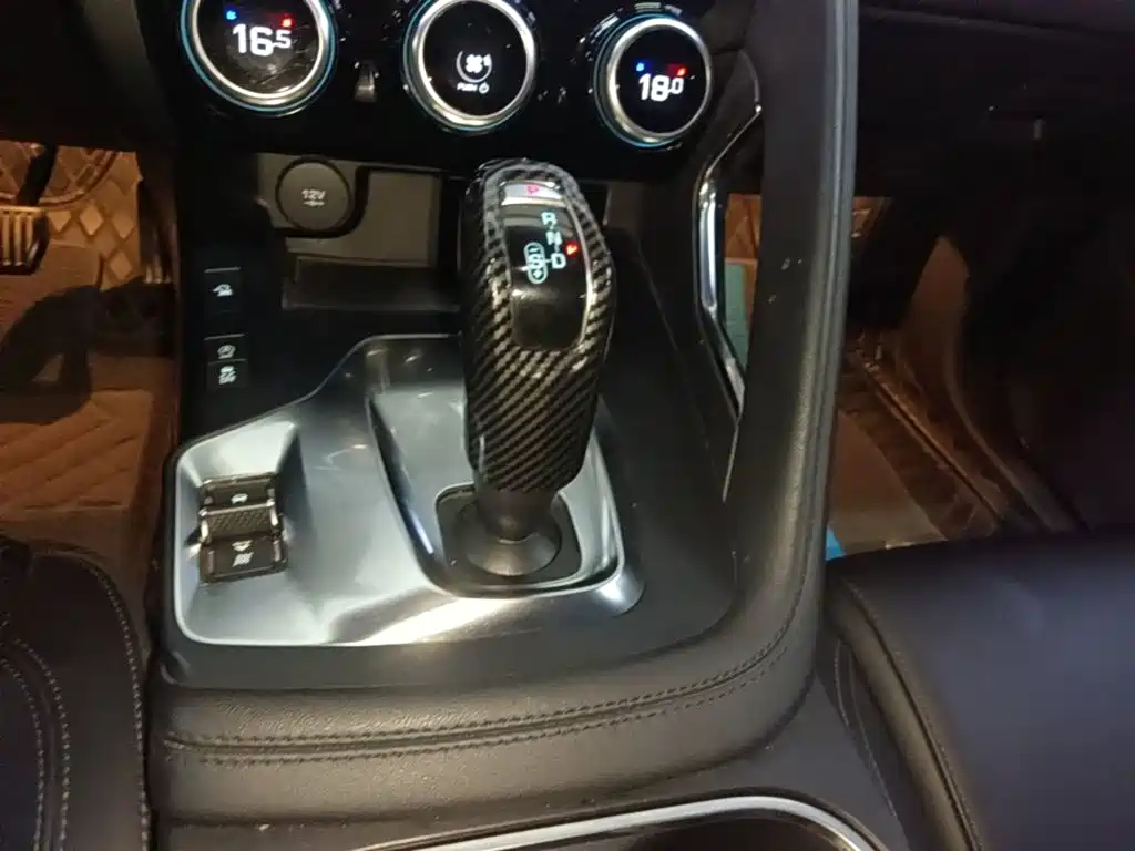 Jaguar E-PACE — фото 14