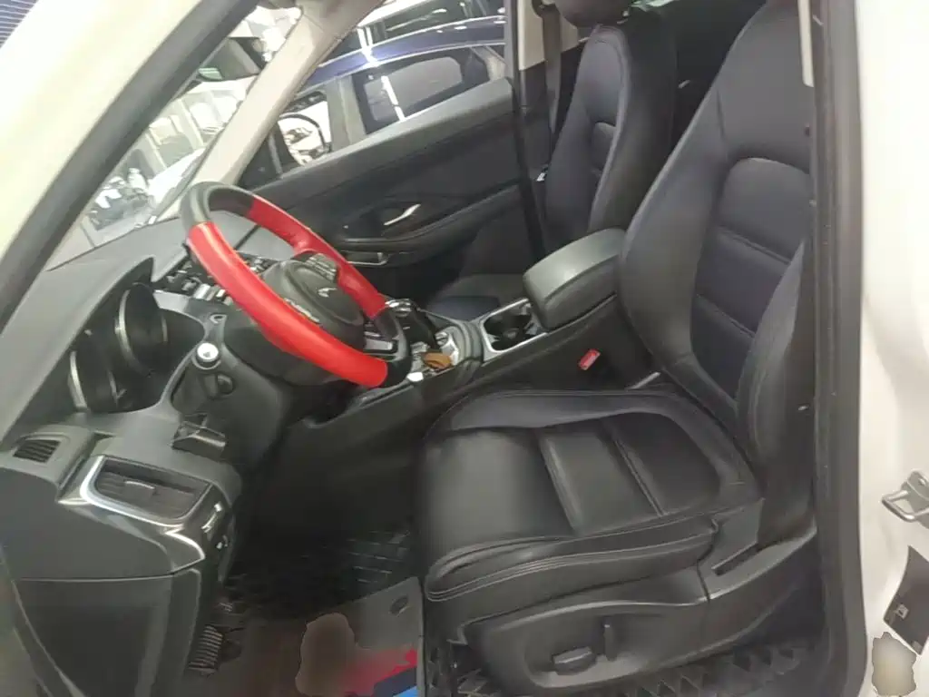 Jaguar E-PACE — фото 15