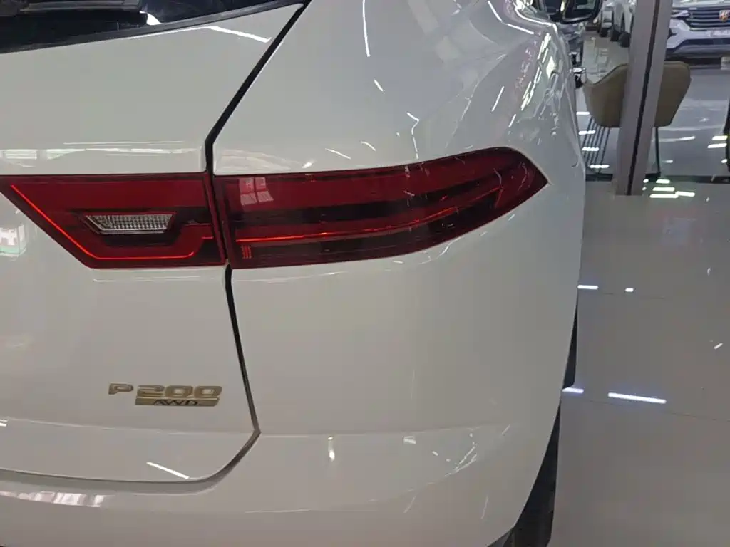 Jaguar E-PACE — фото 8