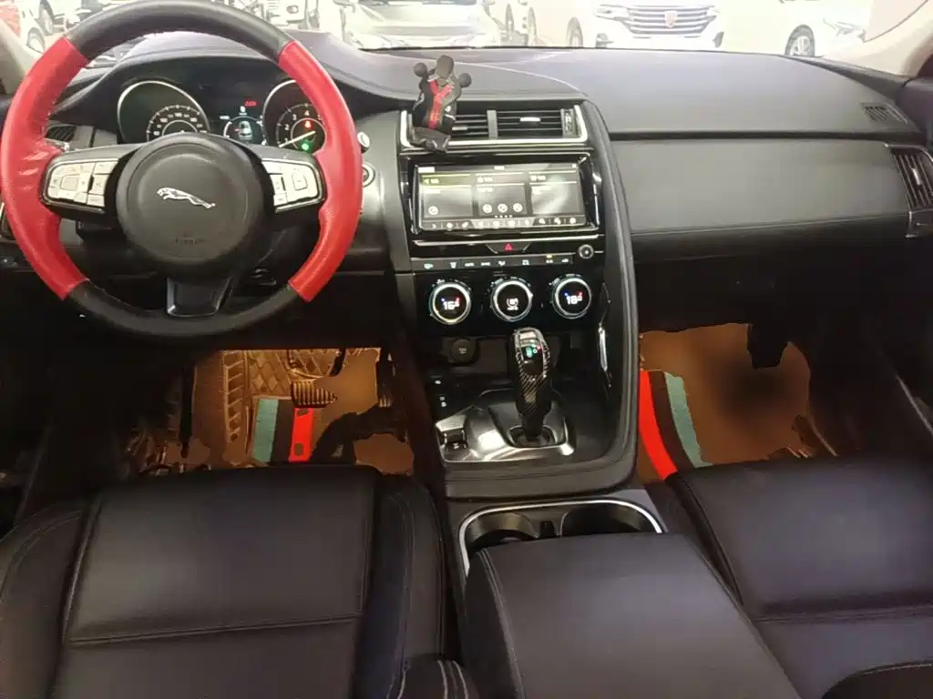 Jaguar E-PACE — фото 10