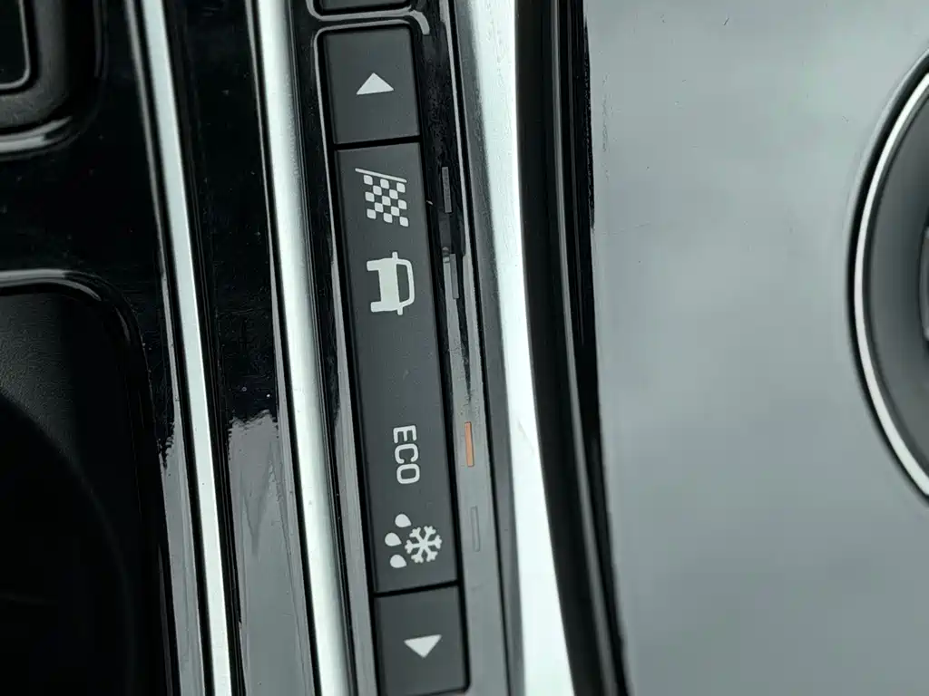 Jaguar XEL — фото 19