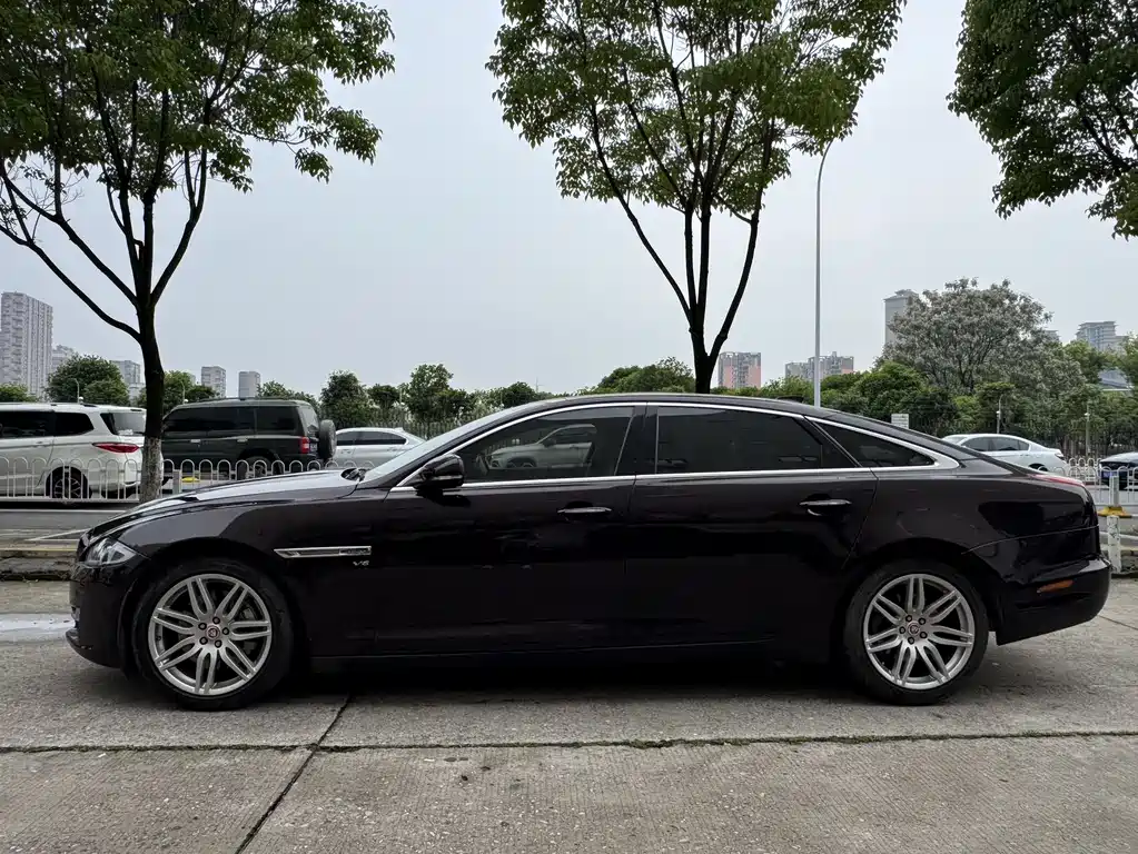 Jaguar XJ — фото 13