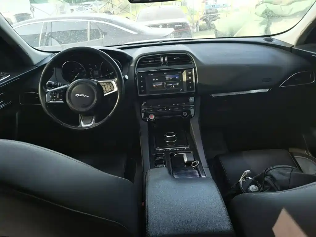 Jaguar F-PACE — фото 10