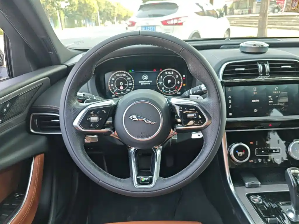 Jaguar XEL — фото 11