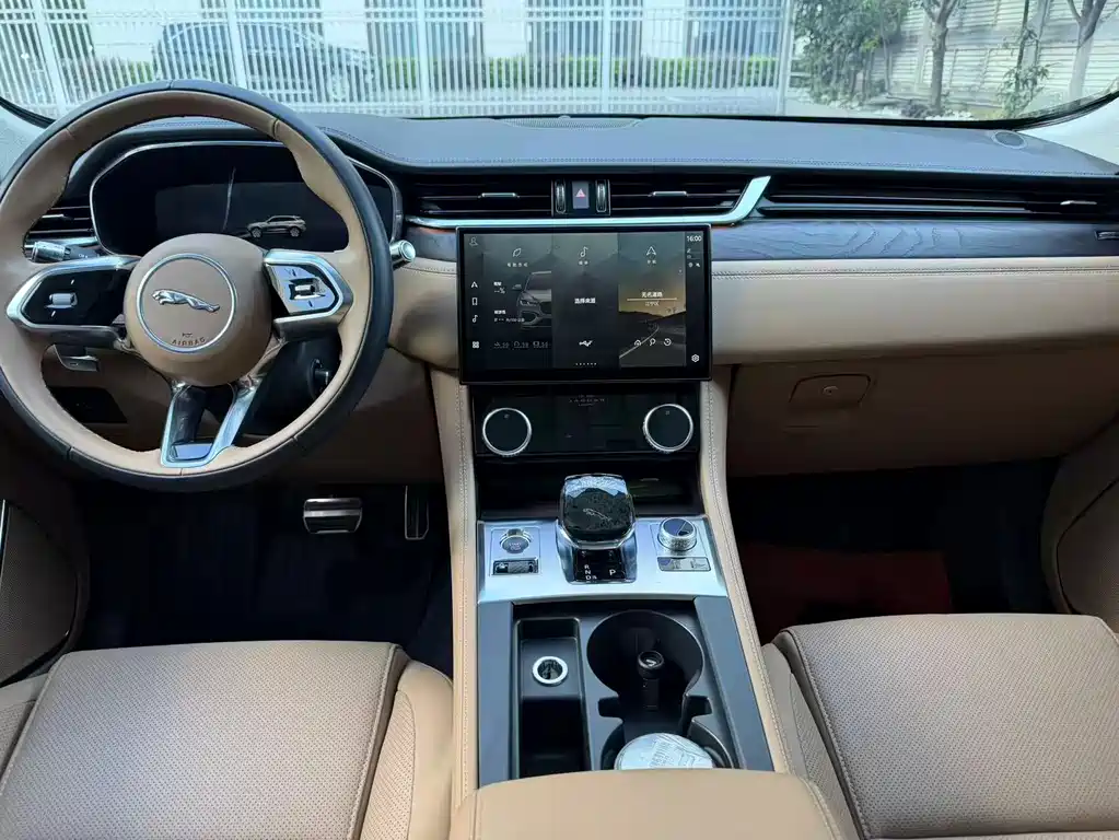Jaguar F-PACE — фото 13