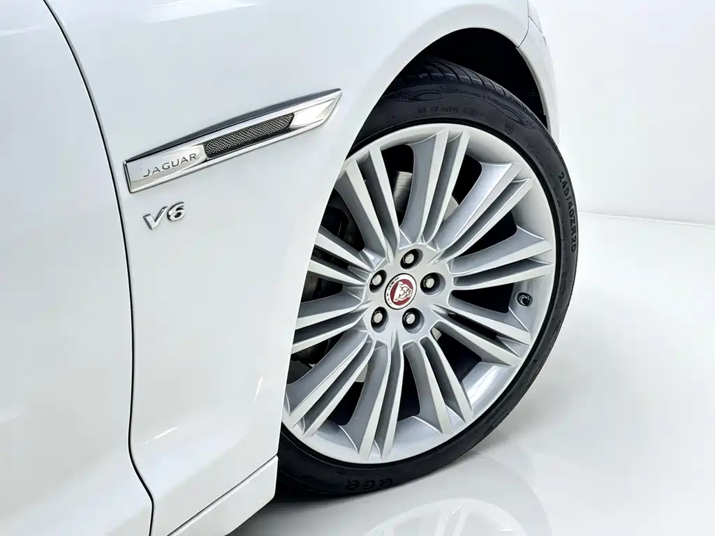 Jaguar XJ — фото 6