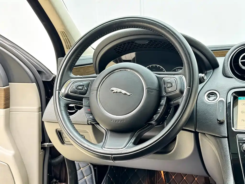 Jaguar XJ — фото 7